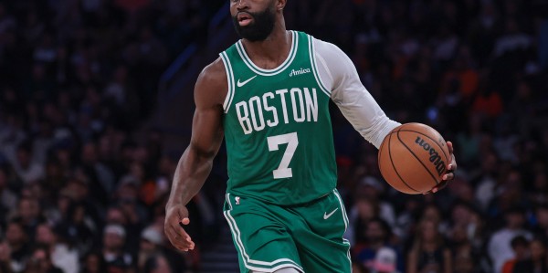 杰伦·布朗：阿马里·威廉姆斯护筐很棒 让球队攻防变得轻松不少